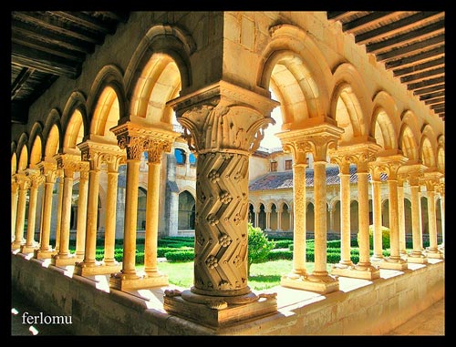 Columnas talladas del claustro del monasterio de San Andrés Arroyo